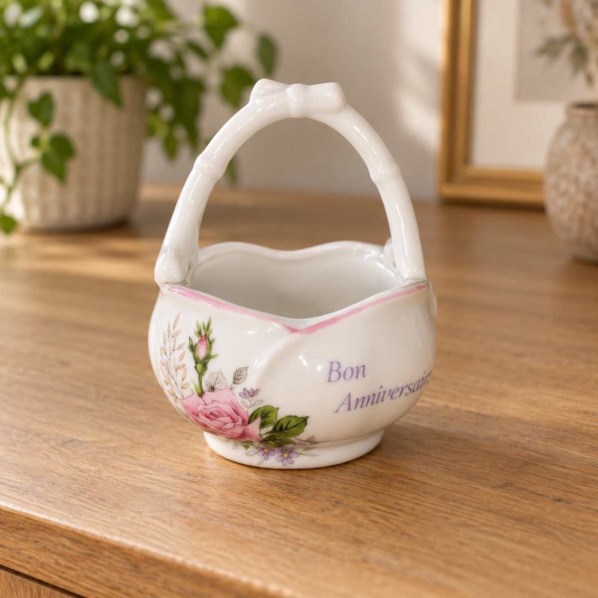 Cesto decorativo em porcelana Bon Anniversaire, do Japão