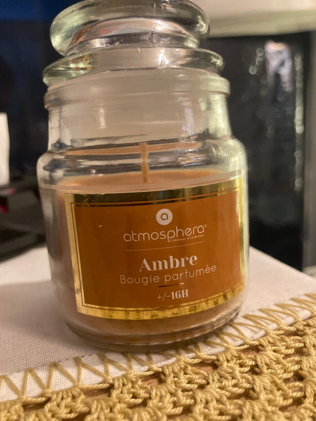 Vela perfumada em vidro – baunilha, jasmim e âmbar, detalhe