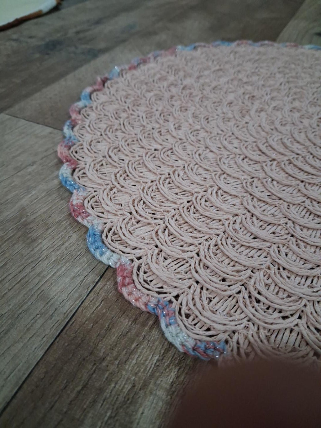Detalhes originais do ponto de conchas e rebordo de croché rosa azul e branco