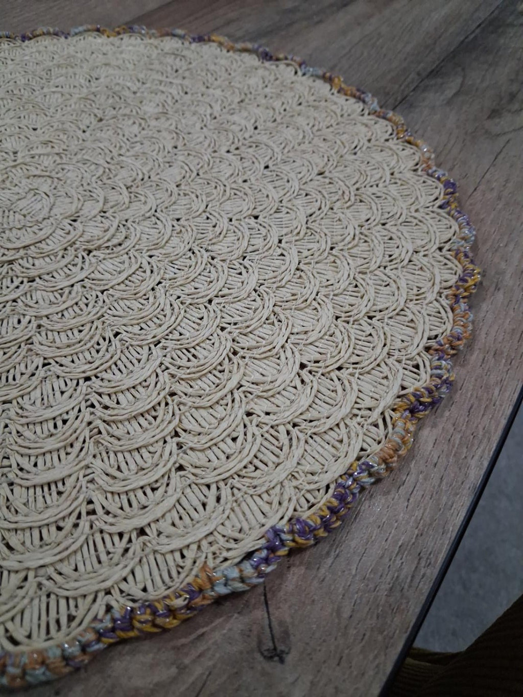 Fotografia original da textura em conchas e da bordadura multicolor vista em perspetiva