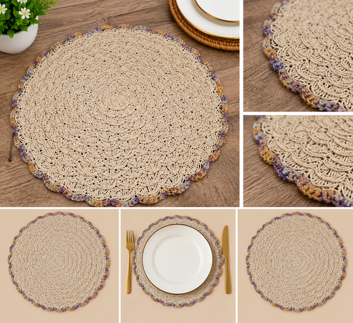 Montagem ilustrativa: bases de mesa creme em ponto conchas com rebordo lilás amarelo e azul