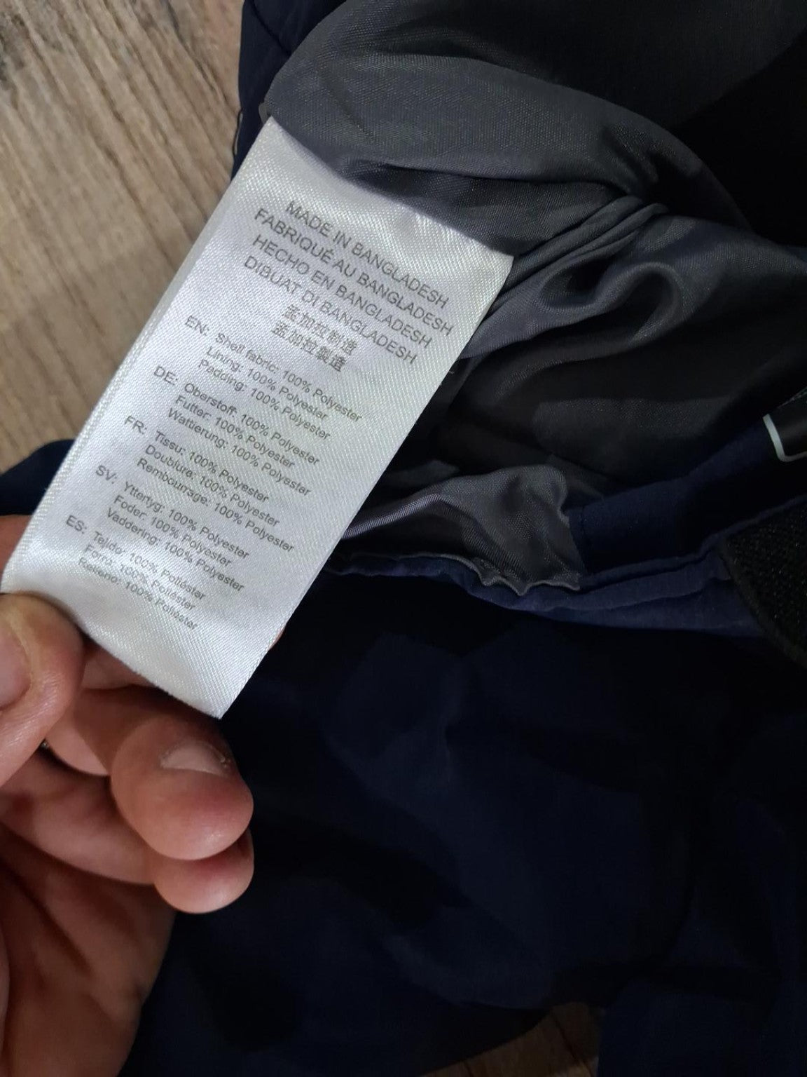 Fotografia real da etiqueta, 100% poliéster, fabricado no Bangladesh