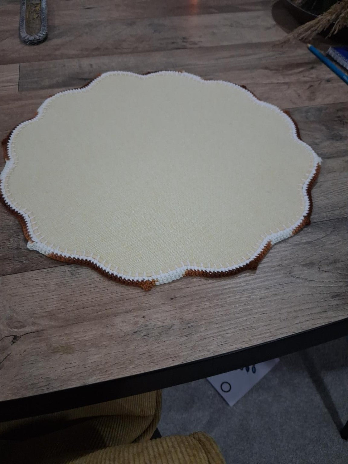 Fotografia original da base de mesa creme com croché castanho e branco